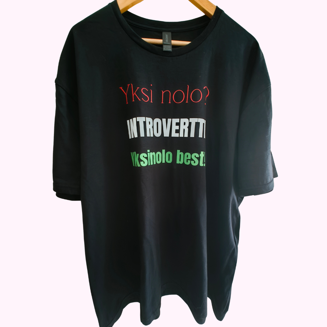 Introvertti-T-paita "Yksinolo best!"