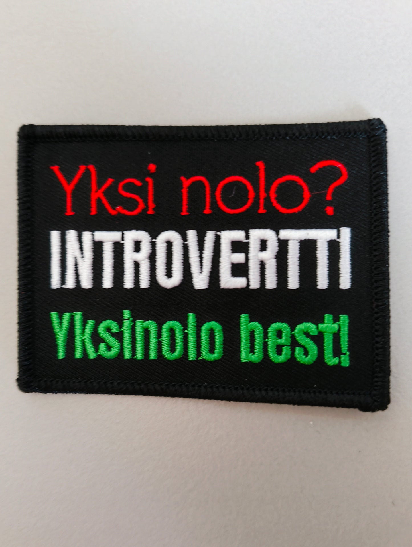 Haalarimerkki "Yksi nolo? introvertti"