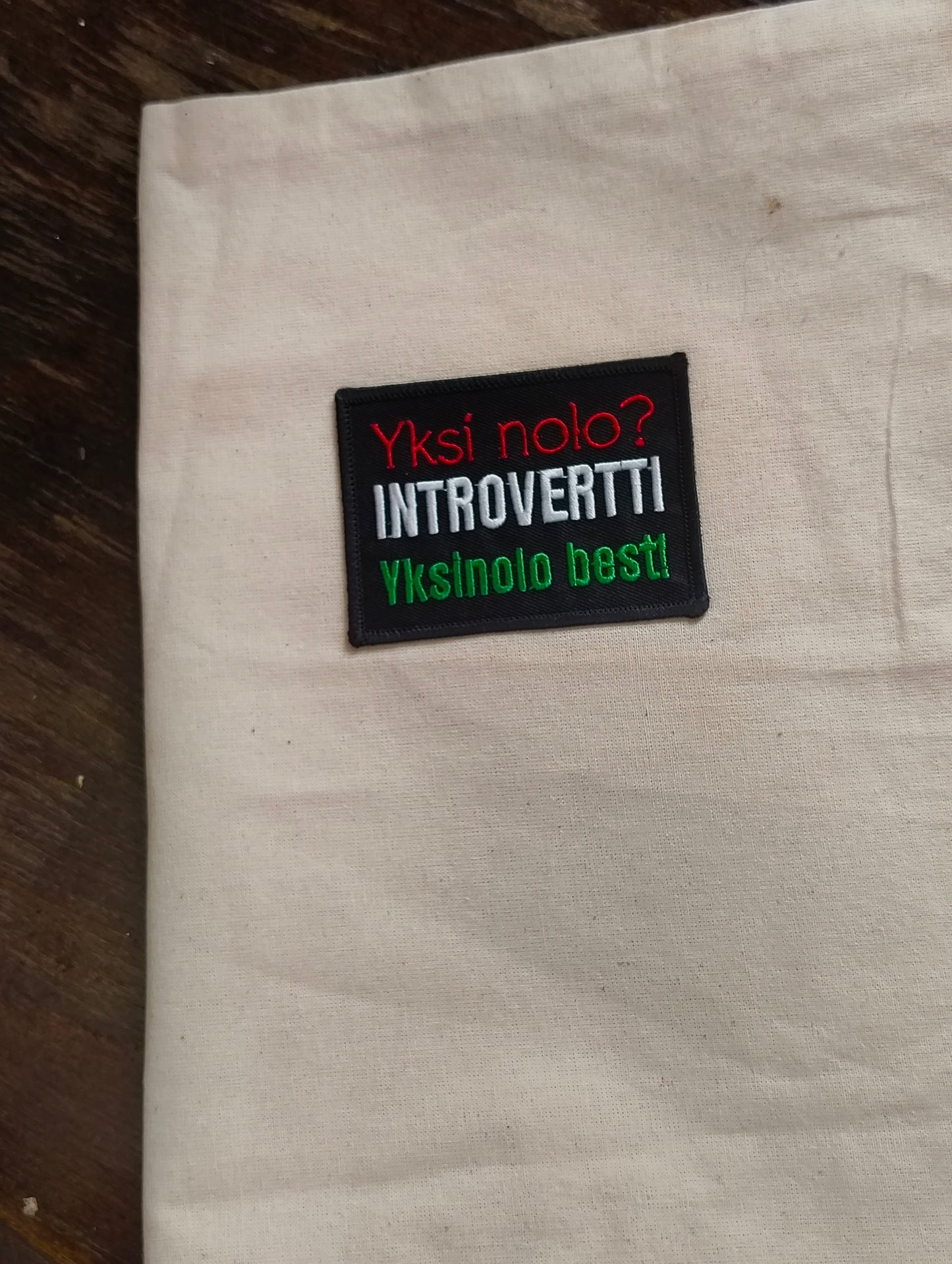 Haalarimerkki "Yksi nolo? introvertti"
