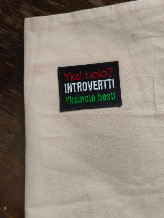 Haalarimerkki "Yksi nolo? introvertti"