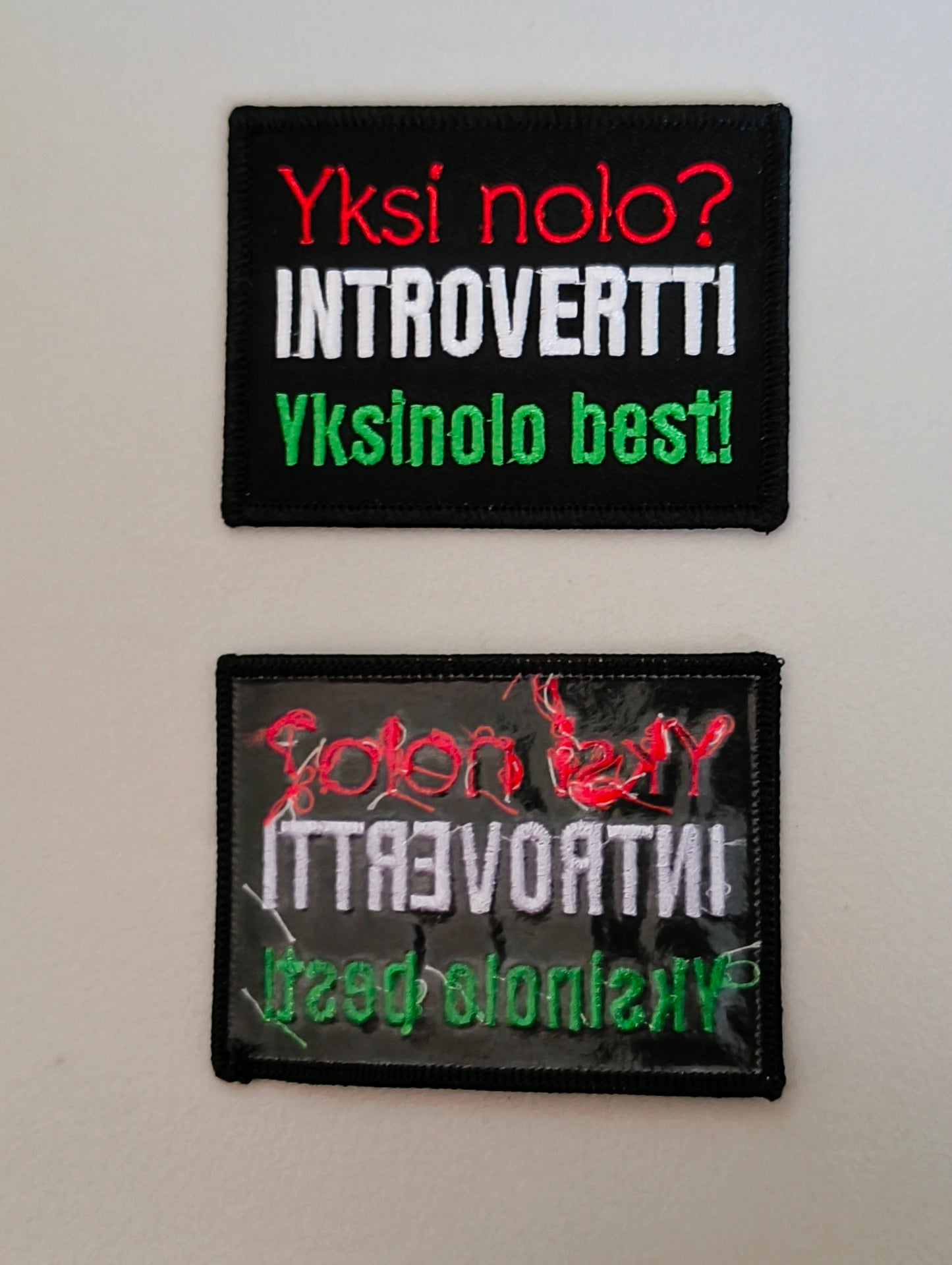 Haalarimerkki "Yksi nolo? introvertti"